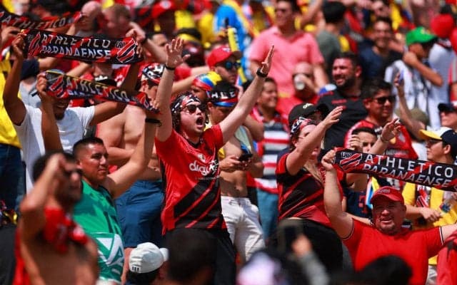 ブラジルで8人退場＆中断の珍事…報復乱闘から飛び蹴りまでの大暴動に