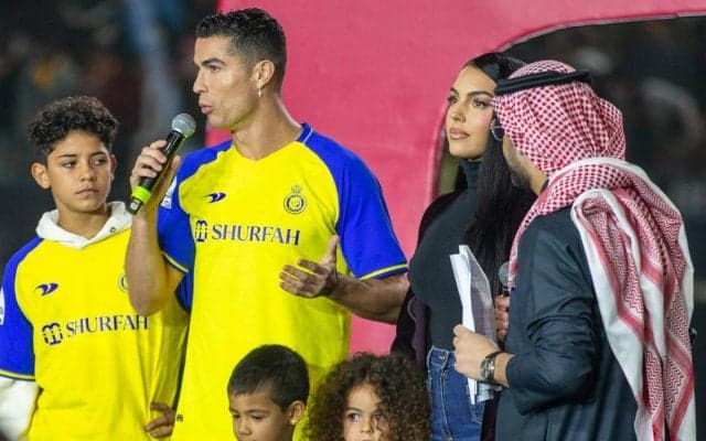 「完璧すぎる」「これは天使」C・ロナウドが生後10カ月の娘を抱っこし2ショット、父の面影ある顔に称賛の声「愛するしかない」