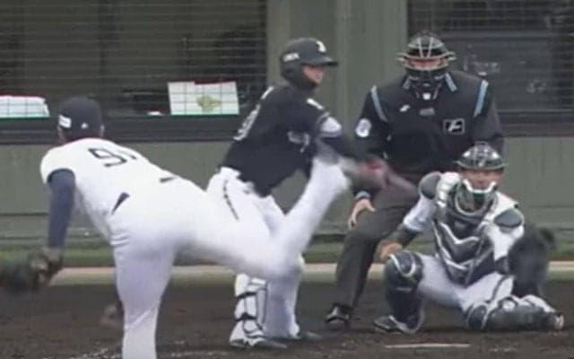 「頭から足まで落ちてる」バット破壊の“弾丸魔球”　侍の秘密兵器が「ヤバすぎて笑う」