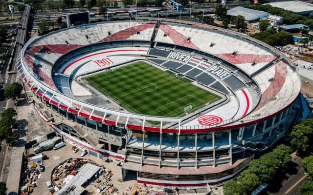 「我々の誇り」アルゼンチンの名門クラブが粋な演出！開幕戦の満員スタジアムでW杯優勝メンバーの大型垂れ幕掲載