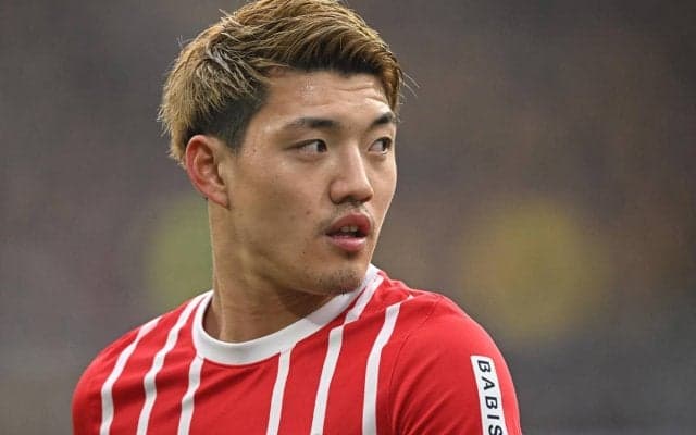 「似合いすぎ…」「カッコ良すぎ」日本代表MF堂安律、『GQ HYPE』に登場した普段とは異なる装いにファン歓喜