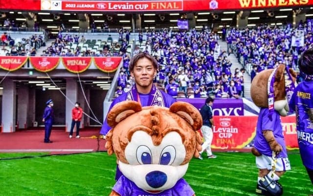「内側まで遊び心が…」J1広島が盛りだくさんの「フルラッピング市電」公開！「街を紫に」「かわいすぎる」とファン歓喜
