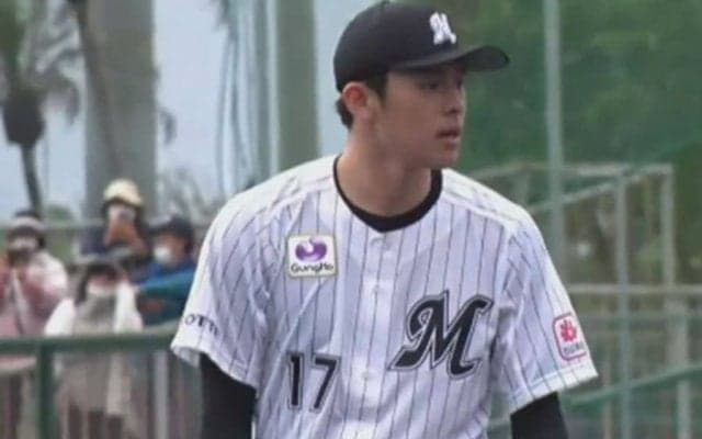 膝元ぶち込む弾丸「誰が打てんねん」　朗希vs村上…いきなり160キロに騒然「エグすぎ」
