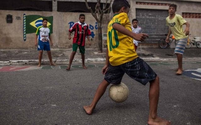 自転車漕ぎながら頭でリフティング！ブラジルの道路映像が話題「さすがサッカー大国」「彼らのDNAに刻まれている」