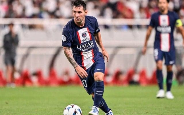 「本当にやったの⁉」PSGが欧州CLの試合で人気アニメ『ワンピース』の巨大横断幕がスタジアムをジャック！ ルフィの伸びる手がバイエルンに強烈パンチの特別演出！