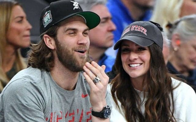 【MLB】空港を“靴下”で歩く340億円MVP男　破天荒すぎる“神対応”…美人妻も「冗談でしょ」