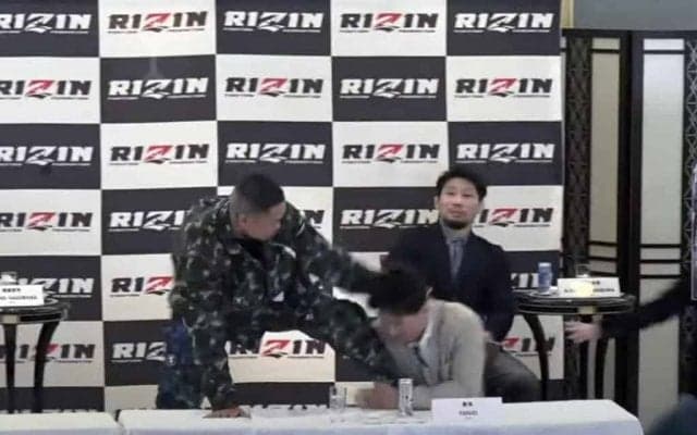 【RIZIN.41】「ところでお前喧嘩すんの？」皇治、芦澤竜誠と舌戦の果て乱闘、最後はゴム手袋で応戦「お前と触れ合うときは必要やねん」