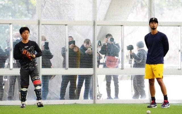 ダルビッシュがハム時代の“相棒”と練習　愛あるイジリも炸裂「リリースおかしい」