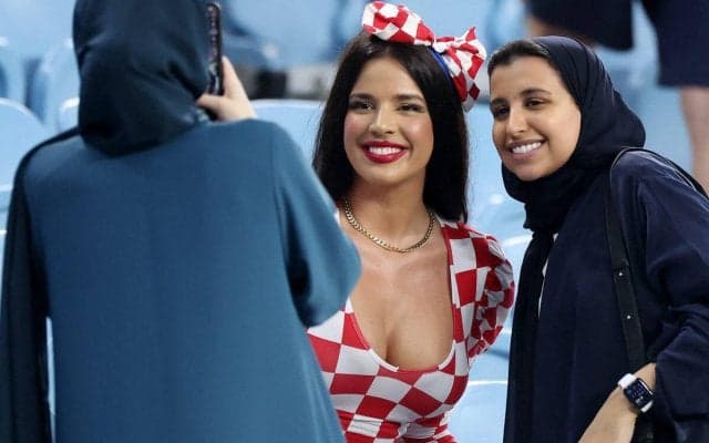 「相変わらずセクシー」「今日も美しい」W杯で話題のクロアチア美女サポーターがプレミアのあのクラブを応援！ ユニフォーム着てスタンド観戦