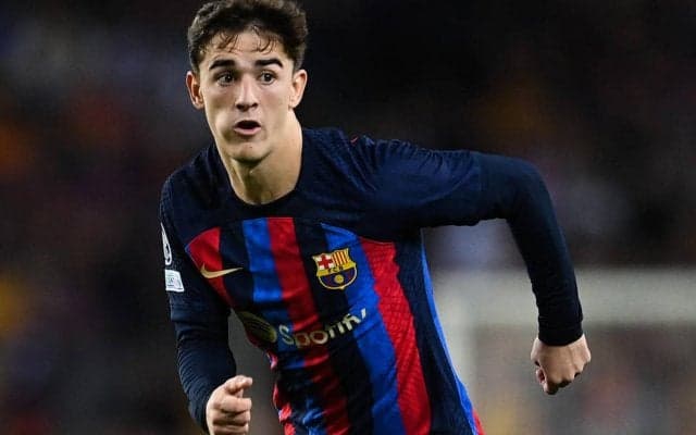 173cm vs 197cmの空中戦バトルの結果は？ 身長のハンデをものともしないバルセロナMFガビをファン称賛「ほんとつよい」