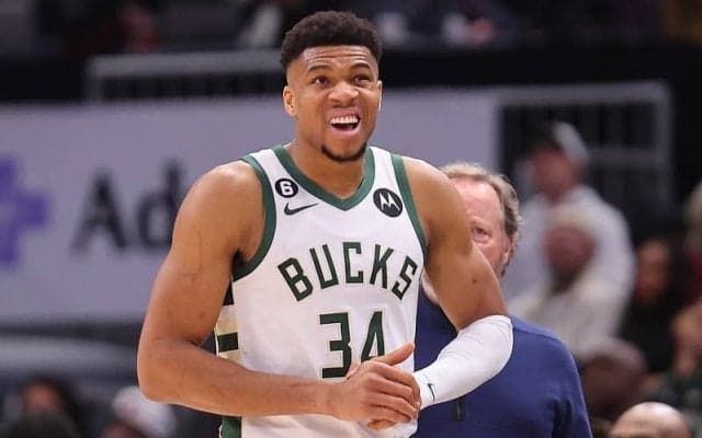 通算アシスト数で球団史上トップに立ったアデトクンボがブルズ戦で右手首を捻挫