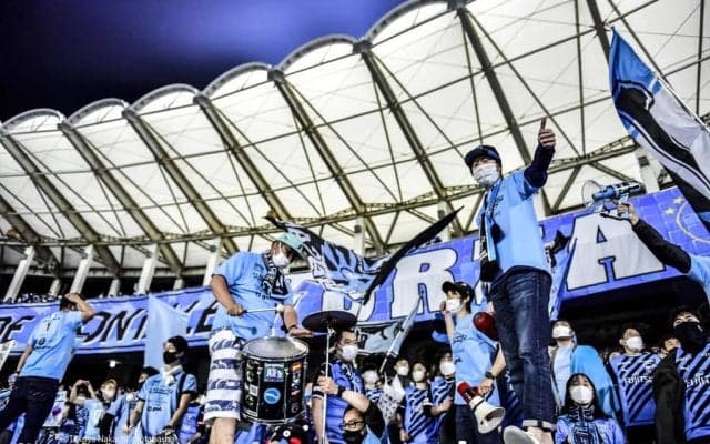 「可愛い♡」「遭遇出来たら最高」24歳の人気女優が「川崎ユニフォームを着用で開幕戦の観戦姿」公開！ 家長昭博との“2ショット写真”も披露し「フロンターレ愛すごい‼︎」とファン興奮