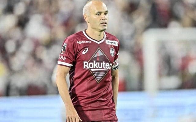 神戸・イニエスタの私服姿に「これはバレないわ」の声！ 品川駅で撮った写真にファン注目