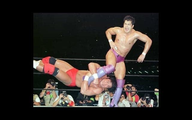 新日本とUインターの対抗戦で、武藤敬司が髙田延彦に繰り出したドラゴンスクリュー。それを見た藤波辰爾は「技の入り方が違う」