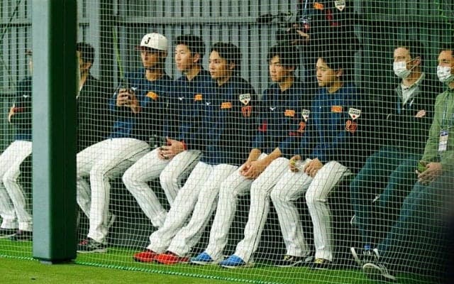 佐々木朗希の初ブルペンをダルビッシュが撮影　37球に投手陣＆ド軍編成部長も熱視線