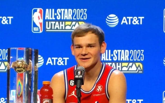 【NBA】記者会見で「救世主！」と称賛の声が飛ぶ　オールスター恒例のダンクコンテストでマック・マクラングが完全優勝　