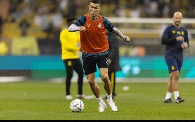 クリロナがあわやの大ケガ!? ピッチに乱入した男にスライディングをかまされる…