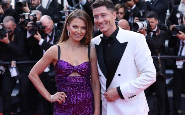 「これは超かわいい」「興味深いキャップ」レヴァンドフスキがディズニー・オン・アイスで妻とツーショット、被り物が注目の的に