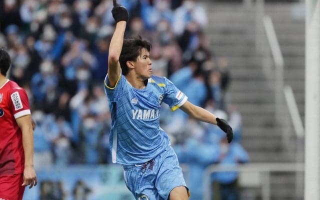「デビュー戦でこれやばい」磐田の救世主は17歳の新星か、デビュー戦J初弾含む2ゴールで高原直泰のクラブ最年少得点記録更新