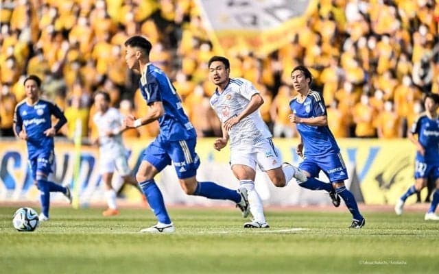 「強過ぎや」「選手むせこんでるの笑った」町田-仙台戦の選手入場時の大量スモークでまさかの事態に…現地組もDAZN組もどちらも驚いた開幕戦の特別演出