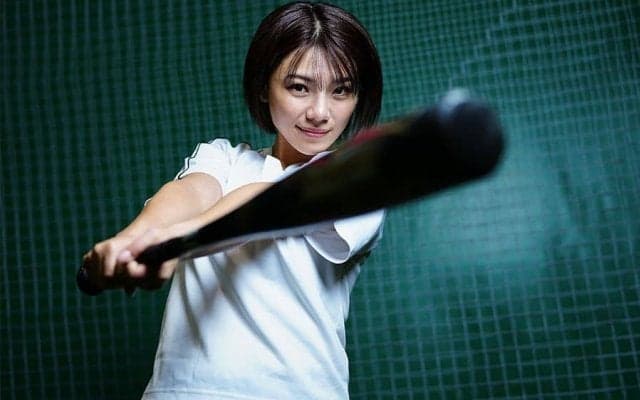 ショーパン姿で快音「可愛いなぁ」　“爆破グラドル”の豪快スイング「パンチ力すごい」