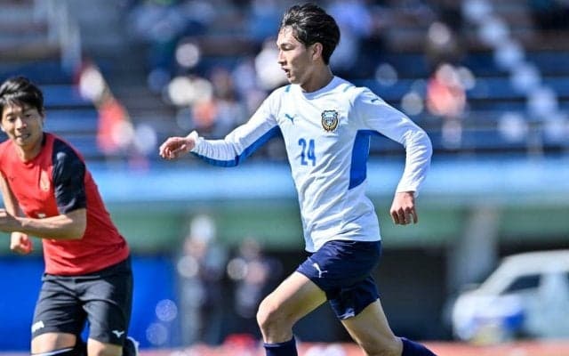 「凄い格好させられてるw」川崎F期待のドリブラーが「ユニフォームにエプロン姿」で大役果たし、サポーター大爆笑！ クラブは出身高校に注目促すも、「逆に心配しねえかコレ(笑)」の声