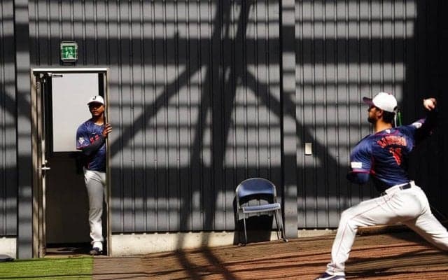 ダルビッシュ投球を念願“のぞき見”　宇田川ひょっこり登場…お手本ブルペン熱視線