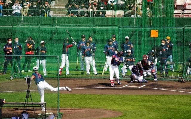 村上宗隆が“バックスクリーン弾”　打たれたダルビッシュ笑顔…“再戦”に場内どよめき