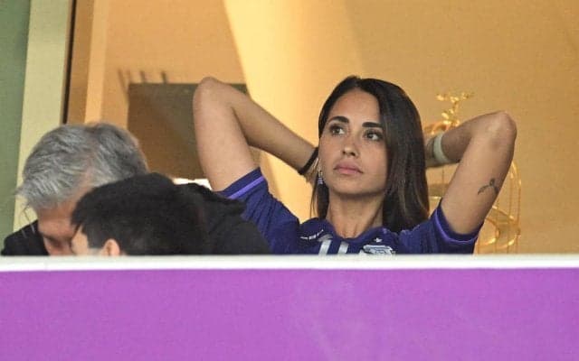 「友達と夜遊び」メッシ妻・アントネラさん、夫やバルセロナ選手らとの集合写真が注目の的