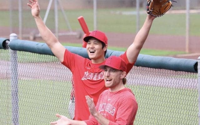 【MLB】大谷翔平、突然のボールプレゼントに地元ファン喝采　フォトデーで“決めポーズ”も