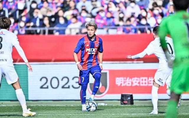 「早く海外行ってほしい」FC東京・松木玖生の2年目・開幕戦で見せた「魂のスライディング」映像が反響！ 「ガビとかもそうだけど」と、バルセロナの選手と比較する声も飛び出る
