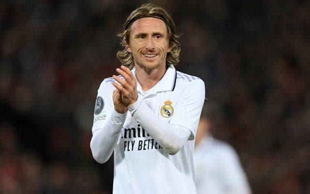 アンフィールドの観客が大きな拍手！圧巻パフォーマンスで相手サポまで魅了したモドリッチが感謝「リスペクト」