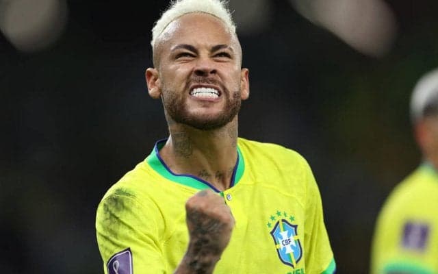 ネイマールの彼女がミラノ訪問、観光する美し過ぎる姿が話題「見惚れてしまう」「これが女神だ」