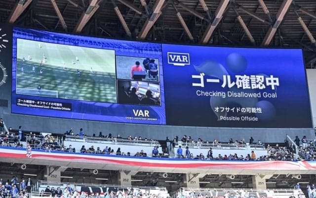 誤審と発表された広島-札幌の「ノーゴールの瞬間映像」が10万回再生！ 広島MF川村が頭で合わせたボールを札幌GK菅野が足でかき出した、後半の決定的場面