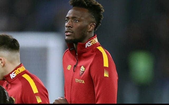 左目負傷のエイブラハム、ザルツブルク戦出場か？　特注保護マスク着用で前日練習に参加