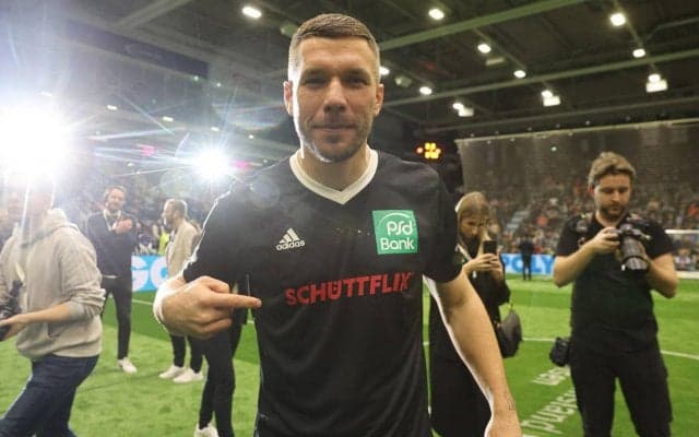 「良い笑顔だ」ポドルスキが兄貴肌を見せる!? 赤いヘルメット姿のレアショット、日本人2選手と笑顔で肩組み3ショット「良い写真」