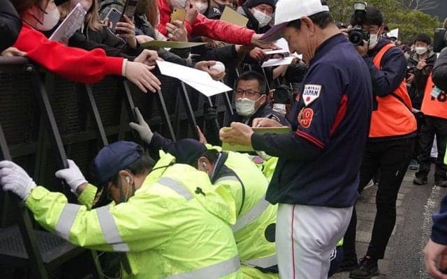 栗山英樹監督が“厳戒態勢”でサイン会　連日ファン殺到で柵破壊…警備員がスクラム