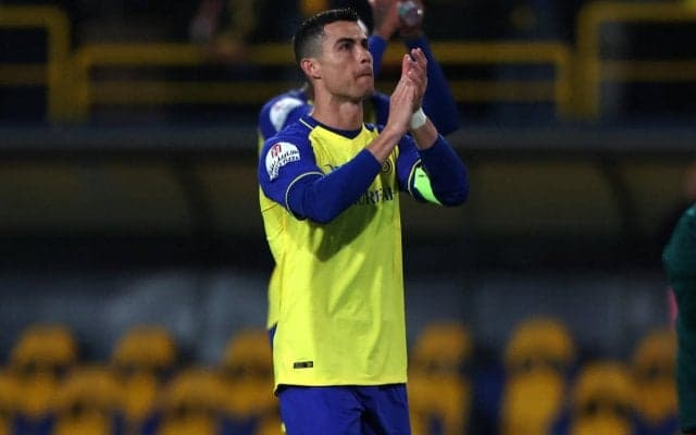 「キング・ロナウド！」C・ロナウドが帯刀に伝統服で舞う！ サウジの建国記念日祝う「特別な経験だった」