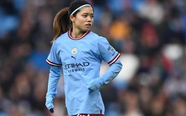 「意外な組み合わせ」なでしこジャパン長谷川唯がシュプールに登場！ オンラインでは別カットも