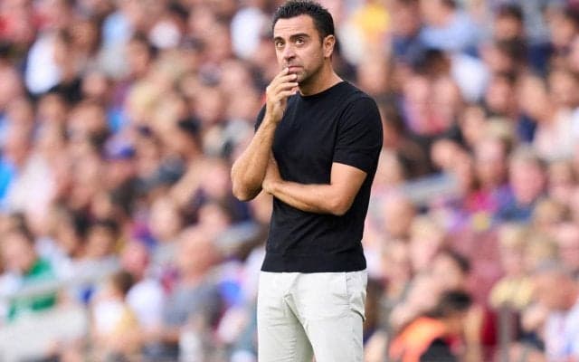 チャビ監督の仕事部屋が明らかに！ デスクワーク姿に子連れ出勤「あの子たちは中盤の支配者になる」