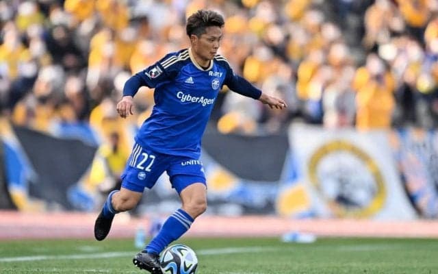 「これは流石に可愛すぎる笑」J2開幕戦で自チームの特別演出に驚く28歳DFの姿がサポーターの心を掴む！ 入場時に見せた“危機察知能力の高さ”