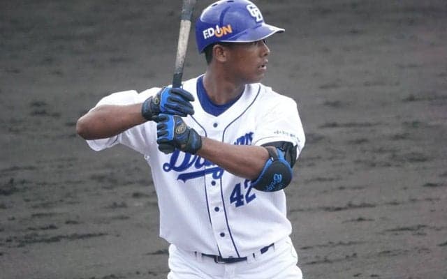 青柳も苦笑い…衝撃の逆方向弾が「エグい」　中日に現れた救世主「これは覚醒の予感」