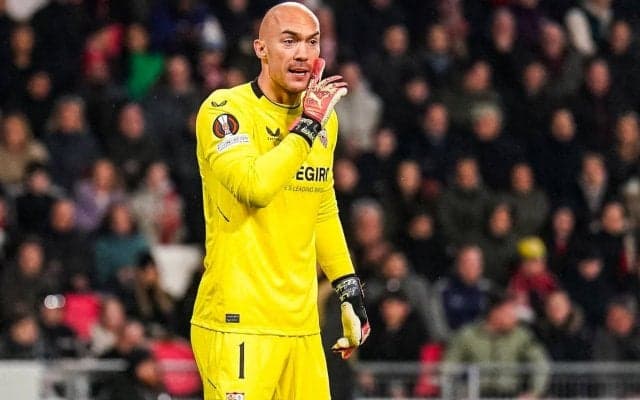 「理解できない」「絶対に敵わない」ピッチ乱入の男がGKに向かってパンチ…も、返り討ちに遭う「信じられないほど悲しい」