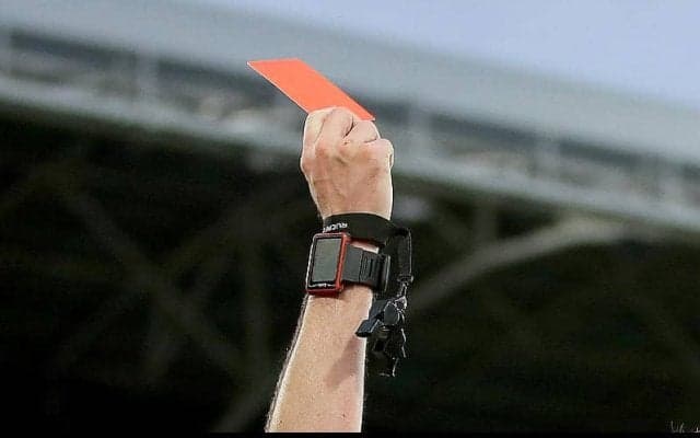 露出しすぎてインスタグラムから“レッドカード”！？世界一セクシーな審判が話題