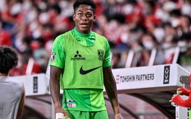 「ダンクエグすぎる」浦和GK鈴木彩艶の水中バスケに「もう八村塁くんやん」の声