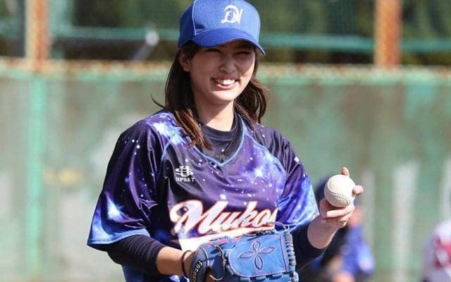 豪快脚上げのミニスカ美女に「見とれます」　制球ビタビタの剛球に「あれは打てん」