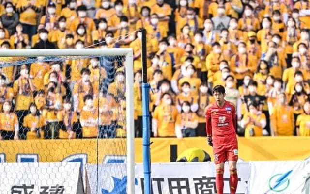 「販売したら、絶対に売れる」アディダスがJ2仙台GKに、特製の「黄金サンダル」プレゼント！ 「粋な計らい」とアディダスに称賛の声！