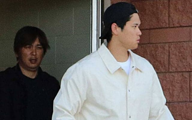 【MLB】爽やか白ジャケが「似合う」　水原通訳の“髪”も「気になって気になって」【#きょうの大谷さん】