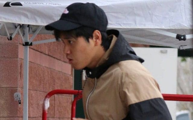 【MLB】大谷翔平、スポーティな装いで球団施設入り　3月上旬の侍ジャパン合流へ最終調整