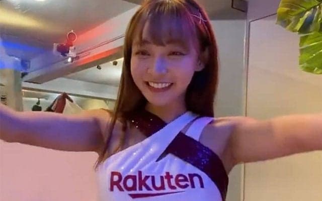 お座りドアップで「まじで可愛い」　衝撃200万再生…奇跡のチアを「3時間も見てた」